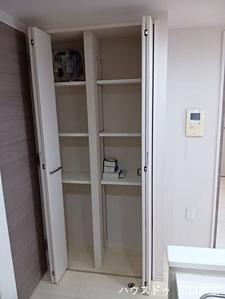 空間を無駄なく活用できる機能的な収納設備。可動棚を備え、日用品や生活雑貨を整理して収められ、室内をすっきりと保つスマートな設計です。