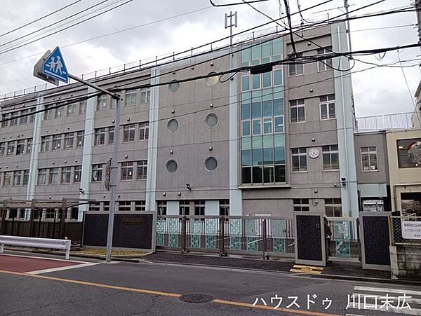 川口市立幸並中学校閑静な住宅街に位置しており、地域の目も行き届きやすいため治安が良く安心です。落ち着いた環境で、お子様が勉強や部活動にのびのびと打ち込める子育て世帯に嬉しい立地です。 300m