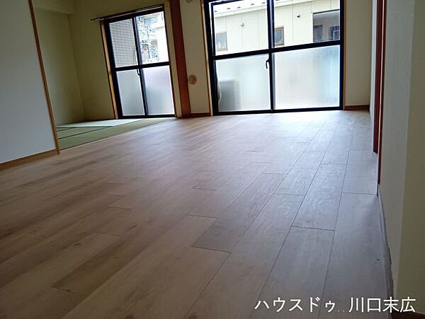 木の温もりが感じられるフローリングが広がるリビング。隣接する和室とつなげることで、より開放的でゆとりあるライフスタイルを叶える寛ぎの空間です。