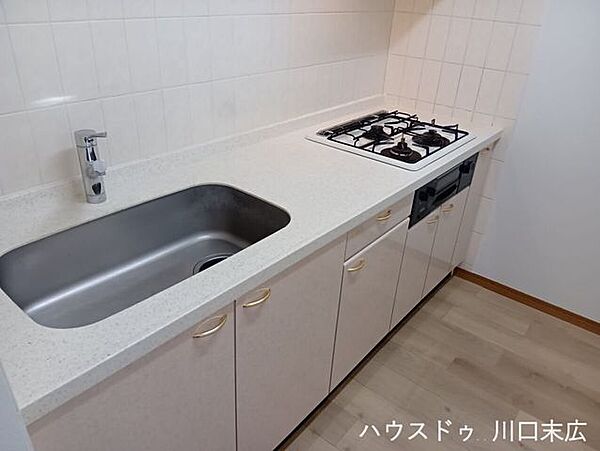 空間に優しく調和するシステムキッチン。作業スペースをしっかりと確保した機能的な設計で、毎日の調理や後片付けをスムーズにサポートします。