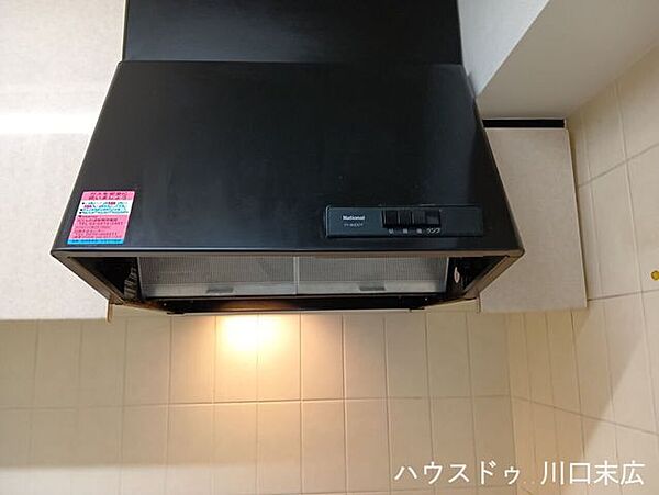 洗練されたデザインのレンジフードが、キッチンスペースをスタイリッシュに演出。調理中の煙やニオイをしっかりと排気し、室内の快適な空気を維持します。