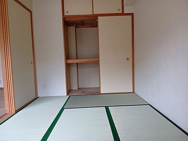 和室には大容量の押入れを完備。季節ごとの寝具や衣類、大きめの生活用品などをすっきりと収納し、居室空間に物が溢れないスマートな暮らしを実現します。