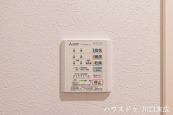 雨の日や夜間の衣類乾燥に活躍する浴室暖房乾燥機。カビの発生を抑制し、浴室内を清潔に保つ機能も備えています。