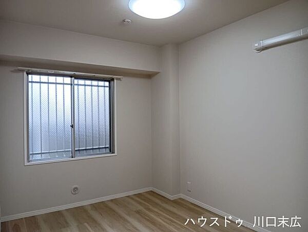 プレーンな内装で仕上げられた洋室。寝室やワークスペース、趣味の部屋など、ライフステージの変化に合わせて多様な用途で活用できるプライベート空間です。