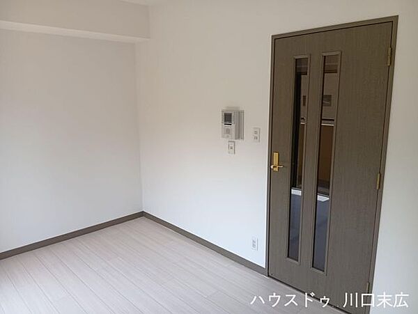落ち着いた色合いのフローリングを採用した個室空間。ガラススリットの入った建具がアクセントとなり、趣味や休息の時間を豊かに彩る洗練された造りです。