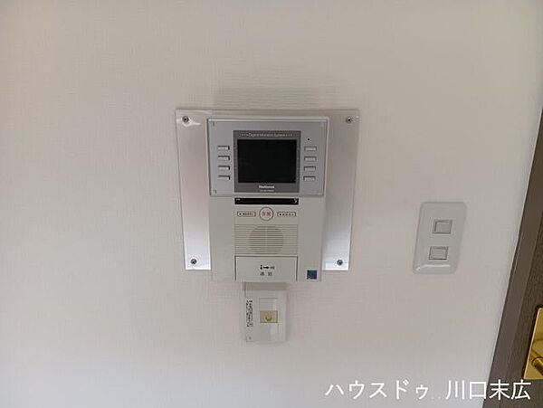来訪者を確認できるモニター付きインターホン設備を完備。日々の暮らしに安心感をもたらし、住まう方のプライバシーと安全をしっかりと守ります。