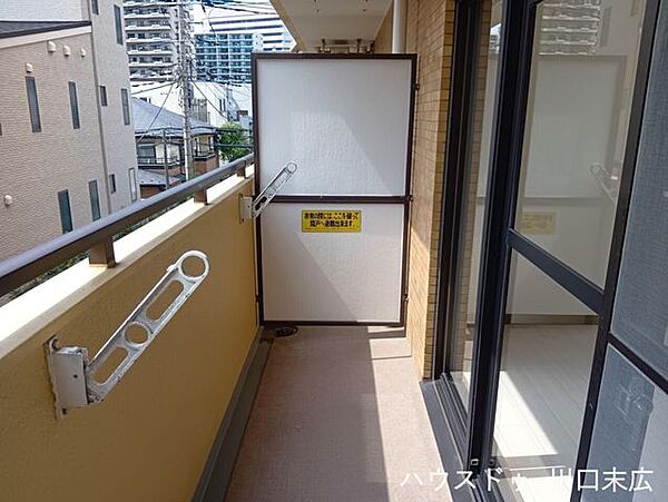 屋外の風を感じながらリフレッシュできるプライベートスペース。物干し金物を備え、日々の暮らしを裏方からしっかりと支える実用的な空間です。