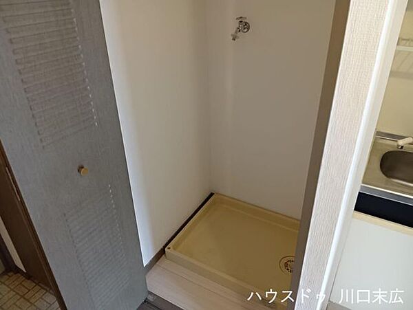 水漏れを防ぐ防水パンを備えた洗濯機スペース。日々の家事動線に配慮された実用的な設備で、毎日の洗濯をスムーズにサポートします。