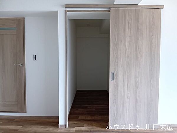 空間を有効活用できる引き戸を採用したサービスルーム。開閉スペースを取らないためインテリアの配置に制限が少なく、生活動線を妨げないスマートで機能的な居住空間を実現します。
