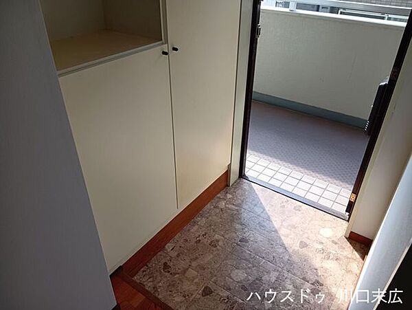 シューズボックスを備え付けたエントランス。ご家族の靴を整理して収められ、整頓された美しい住まいの顔を保つことができる機能的な設計です。