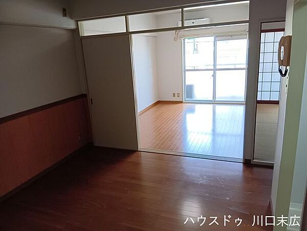 美しい木目調のフローリングを採用した居住空間。多様なインテリアスタイルに調和し、住まう人の個性を引き立てる洗練された設計となっています。
