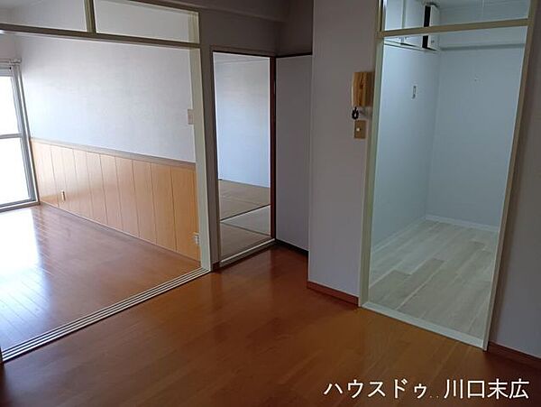 フローリングの質感が際立つ居心地の良い空間。ご家族のライフスタイルに合わせて多様な使い方ができる、自由度の高い洗練された造りです。