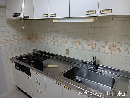 使い勝手に配慮されたシステムキッチンを採用。豊富な収納を備え付け、毎日の料理を効率的にサポートする実用的な設備環境が整っています。