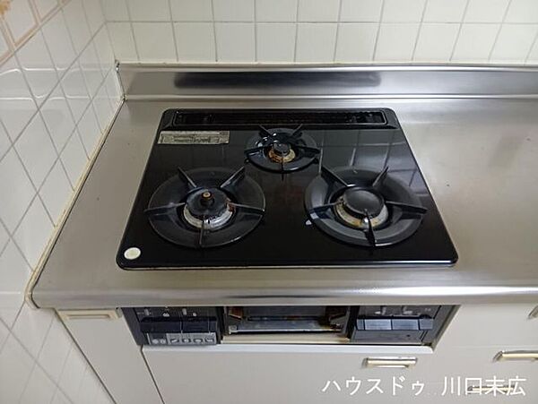 複数のお料理を同時に進行できる三口ガスコンロ。手入れのしやすいトッププレートを採用し、キッチン空間を常に清潔に保つことができます。