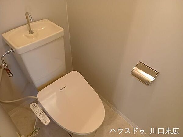 すっきりとしたフォルムの設備を採用した清潔感溢れるレストルーム。手洗い器を備え、機能的で快適なサニタリー空間を実現しています。
