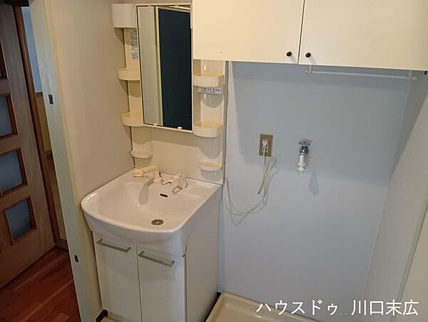 機能的な洗面化粧台を備え付けたサニタリー空間。毎朝の身支度をスムーズに行うことができ、日々の生活動線をしっかりとサポートする設備です。