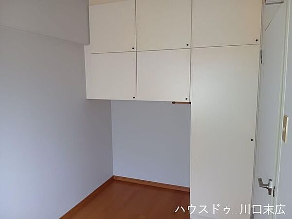 空間を無駄なく活用できる機能的な収納設備を備え付け。衣類や生活雑貨を整理して収められ、居住空間を常にすっきりと保つことができます。