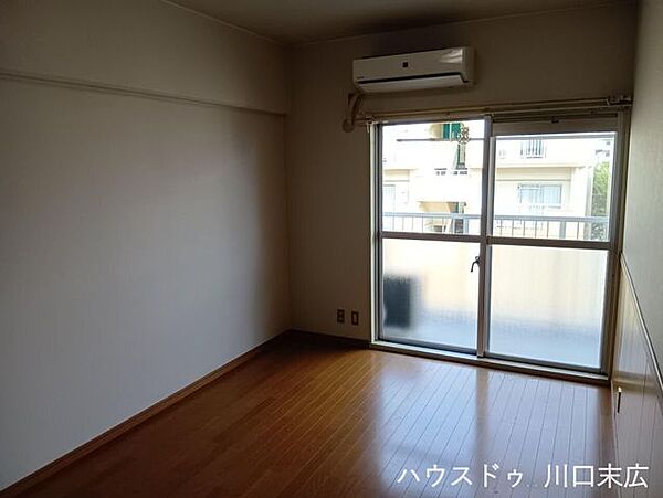 落ち着いた色合いのフローリングを採用した個室空間。空調設備を備え付け、一年を通して心地よい居住環境を保つ実用性の高い設計となっています。