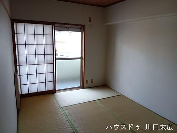 草の香りに包まれる落ち着きのある和空間。リラクゼーションの場や客間としてなど、ライフスタイルに合わせて多様に活用できる心地よい造りです。