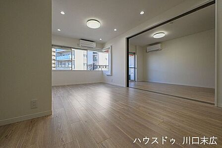 LDKと洋室は引き戸で仕切られ、開放すれば大空間、閉めれば個室とシーンに合わせ使い分け可能。フラットフロア設計で躓きにくく、家族全員が安心して過ごせる優しい構造です。