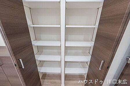 壁面には大容量の可動棚収納を完備。棚板の高さを自由に変えられるため、掃除機などの長物から日用品のストックまで、荷物の量に合わせて効率よく整理整頓が可能です。