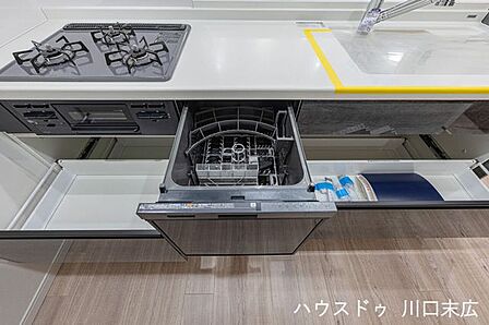 家事負担を軽減するビルトイン食洗機を完備。手洗いに比べ節水効果も高く、食後の片付けを任せることで、家族とゆったり過ごす「自分たちの時間」をより多く確保できる設備です。