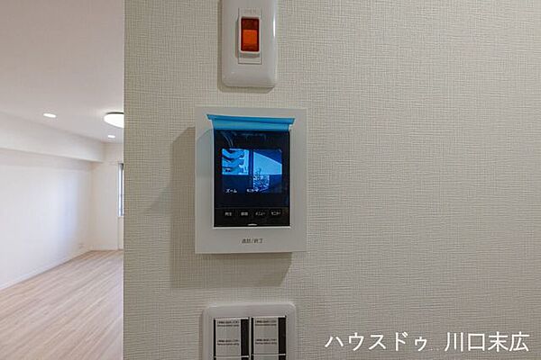 防犯性を高めるTVモニター付きインターホン。来訪者の顔を確認してから対応できる安心感に加え、録画機能も搭載。室内の意匠を損なわないフラットなデザインです。
