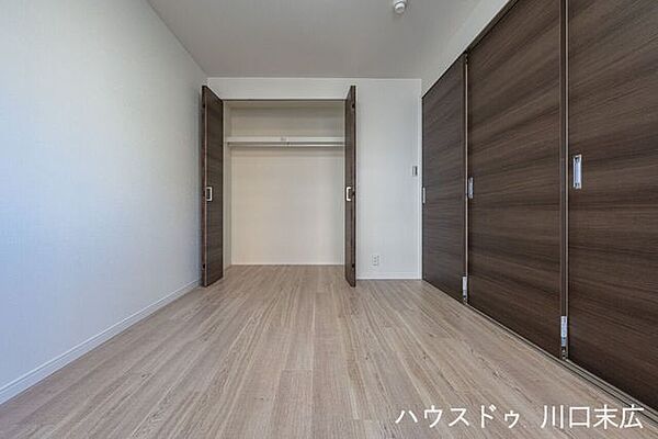 リビングと隣接する洋室には、場所を取らない3枚引き戸を採用。扉を開放すればリビングの延長として、閉めれば個室として活用できる、ライフスタイルに柔軟な設計です。