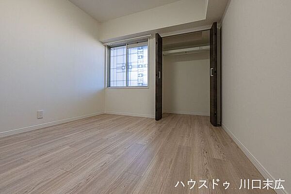 洋室にはハンガーパイプと枕棚を備えたクローゼットを完備。衣類を畳まずに収納でき、毎日の準備がスムーズです。壁のアクセントクロスが室内にモダンな印象を与えます。