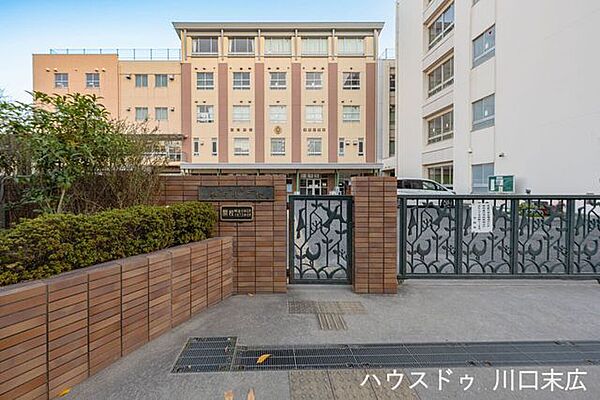 川口市立本町小学校 穏やかで落ち着いた住環境が広がり、子どもたちが健やかに通える教育環境が整っています。地域全体で見守る温かい雰囲気があり、子育て世帯にとって安心できる治安の良さが魅力です。 140m