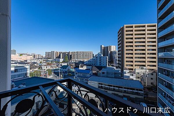 バルコニー前面は視界を遮る高い建物が少なく、都会的な街並みと広い空を望める開放的なロケーション。日々の喧騒を忘れ、リラックスしたひとときを過ごせる爽快な眺望が魅力です。