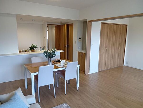 木目調のフローリングを採用した居住空間。隣室との建具を開放して一体として使用するなど、多様なライフスタイルに対応します。
