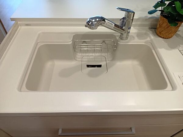 お手入れのしやすいシンプルなフォルムのシンク。水栓設備を備え付け、日々の調理や洗い物を快適にする実用的な水回り空間です。
