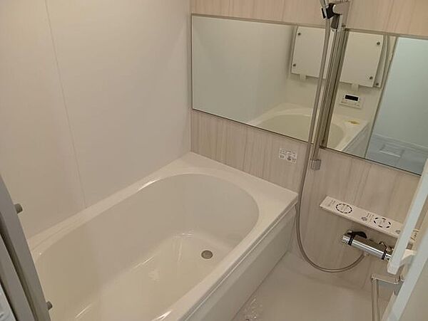 ゆったりとくつろげる浴槽を備え付けたリラクゼーション空間。一日の疲れを癒やすバスタイムを豊かに彩る、手入れのしやすいバスルームです。