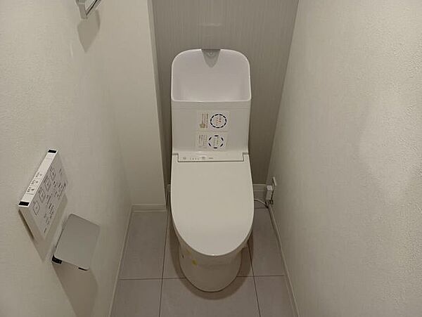 すっきりとしたフォルムの設備を採用した清潔感溢れるレストルーム。手洗い器を備え、日々の生活を支える機能的なサニタリー空間です。
