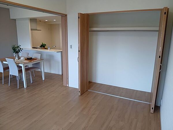 収納設備を備え付けた個室空間。フローリング仕様のシンプルな造りで、居住空間を常に美しく保つスマートなライフスタイルを実現します。