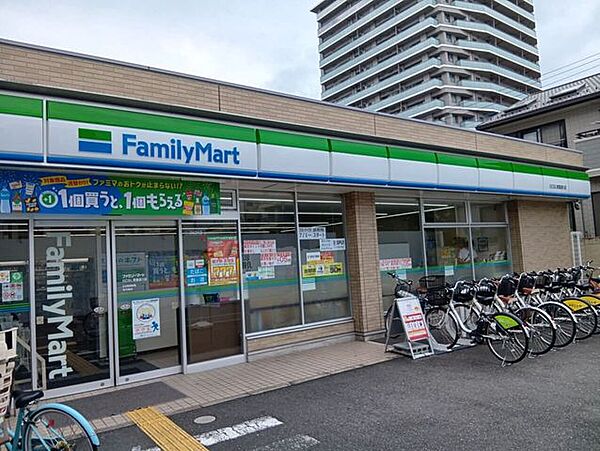 ファミリーマート 川口ＳＬ青葉通り店【川口ＳＬ青葉通り店】SL青葉通り沿いで立ち寄りやすいファミリーマートです！お出かけやお散歩の合間に、ホッと一息つける時間を。大人気のファミチキをご用意して、今…