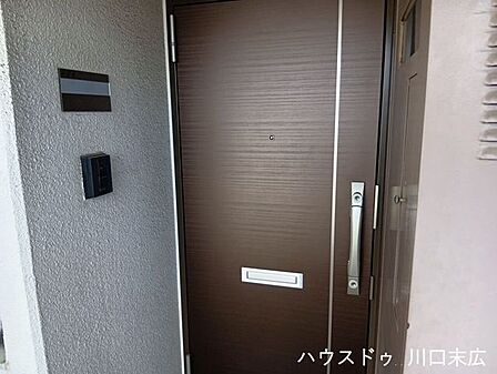重厚感のある玄関ドアには、来訪者を確認できる設備を備えています。日々の暮らしに安心感をもたらす、しっかりとした造りが特徴です。