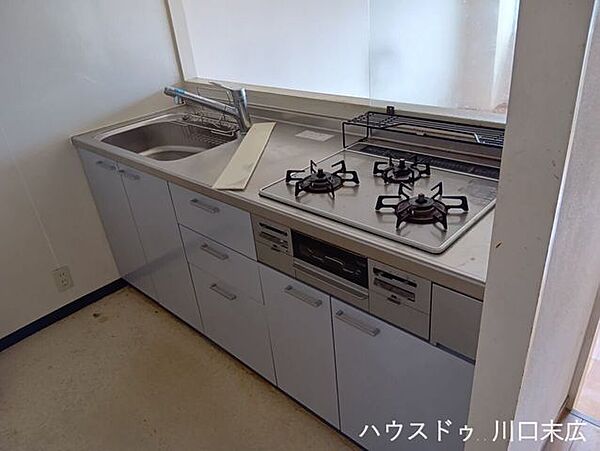 充実した収納を備えたシステムキッチン。調理器具や食器をすっきりと整理でき、毎日の料理をスムーズにサポートする機能的なワークスペースです。