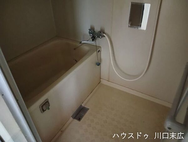 一日の疲れを癒やす、くつろぎのバスルーム。ゆったりと足を伸ばせるバスタブを備え、快適なバスタイムをサポートする機能的な空間です。