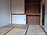 和室：畳の質感が心を落ち着かせる和の空間。客間や寝室、お子様の遊び場など、ライフスタイルに合わせて多様な使い方ができる柔軟性を持ったお部屋です。