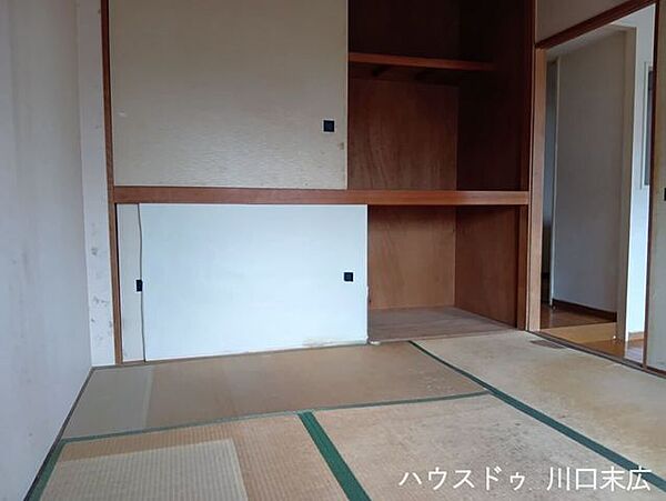 布団や季節の品目をたっぷりと収納できる大容量の押入れを備えています。和室の利便性を高め、すっきりとした居住空間の維持に貢献します。