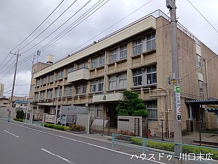 川口市立飯仲小学校スタイリッシュなコンクリートの正門が目を惹く、落ち着いた雰囲気の小学校です♪毎日の通学路も歩きやすく、お子様の登下校も安心！子育て環境を重視されるご家族に嬉しい住環境です☆ 340m