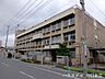 周辺：川口市立飯仲小学校スタイリッシュなコンクリートの正門が目を惹く、落ち着いた雰囲気の小学校です♪毎日の通学路も歩きやすく、お子様の登下校も安心！子育て環境を重視されるご家族に嬉しい住環境です☆ 340m