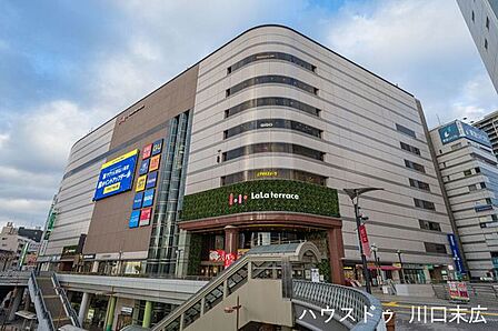 ららテラス川口10:00～21:00の営業。駅直結の好立地にスーパーや飲食店が揃い、仕事帰りの買い物にも最適です。多彩な専門店が集まり、日々の暮らしを快適にサポートします。 1200m