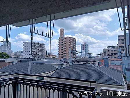 バルコニーからの景色。周辺の街並みを見渡すことができ、都市生活ならではの開放感と静かな時間を日常の中で感じられるロケーションです。