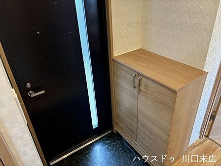 使い勝手の良いシューズボックスを備えたエントランス。ご家族の靴を整理して収め、整頓された美しい住まいの顔を保ちます。