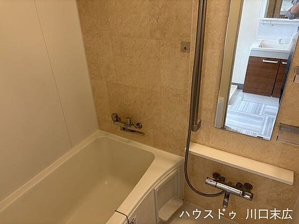 落ち着いた色合いの壁面パネルを採用したリラクゼーション空間。日々の疲れをゆったりと癒やす機能的な設備です。