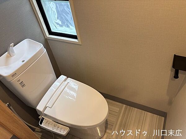 手洗い器を一体化させた機能的な設備を採用したレストルーム。お手入れがしやすく使い勝手に配慮された空間です。