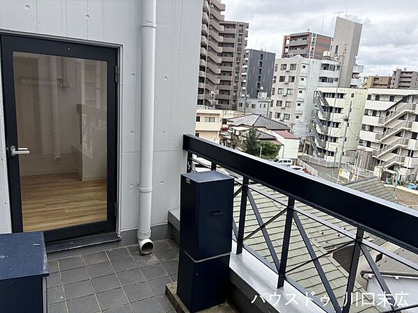 屋外の風を感じながらリフレッシュできるプライベート空間。日々の暮らしを裏方からしっかりと支える実用的なスペースです。